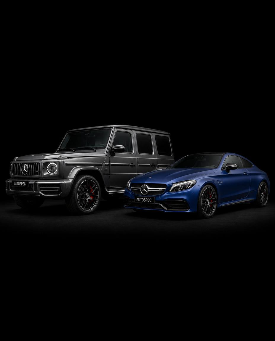 Blå Mercedes-AMG C63 S Coupé og mørk Mercedes-AMG G63 med Autospec-skilt på svart bakgrunn